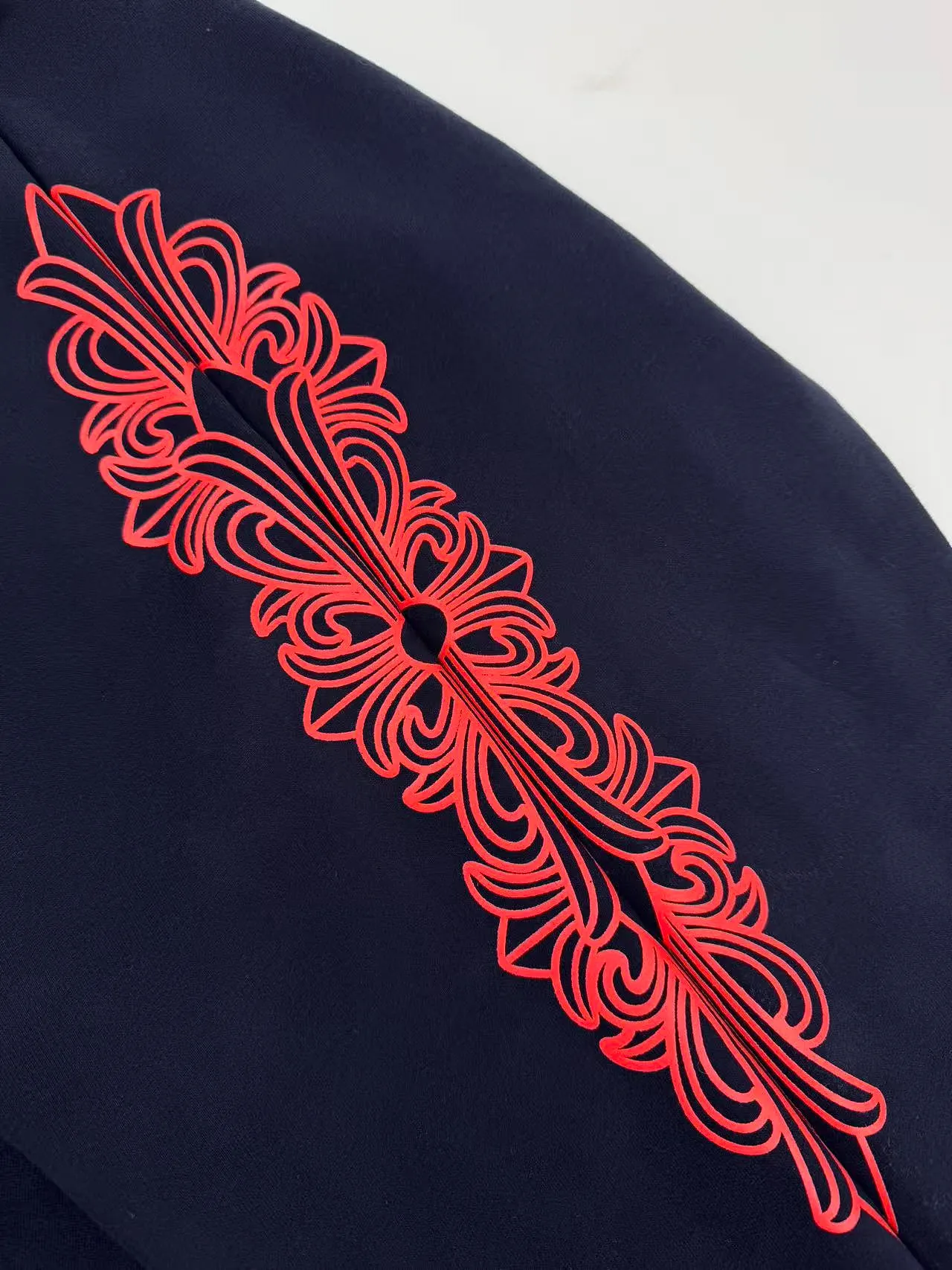 P410 Chrome Hearts Horseshoe flower hooded sweatshirt, Australian velvet satin technical cotton, excellent texture, comfortable and close to the skin, a touch of midnight navy dip dyeing, low-key elegance, three forms of realistic red horseshoe flowers, like the trend of flame ink, naturally smudged on the rice paper, controlling the visual focus, from concrete totem to abstract light spots, whispering that I am the rock oracle of the rules, a rebellious ceremony about wearing and performing, process 1: using glue printing, the printing has been modified by the film screen three times. Use glue liquid paint to print patterns on the fabric and bake the fabric to fix the printed pattern. Process 2: The fabrics are washed and have a better hand feel. Not easy to deform, not easy to shrink, not easy to fade, and maintain long-term beauty. Accessories: Customized 1:1 CH eyelet. Customized 1:1 CH trademark. Version: Loose version. Size: S M L XL. Style number: 25383.